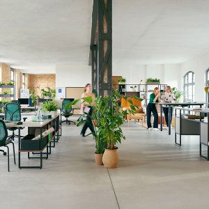 Counterversie van de se:kit Sedus met voetring aan een hoge balie