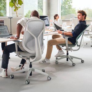 Werkstoelen se:kit met saliegroene gestoffeerde rug rond een zespersoonsbench