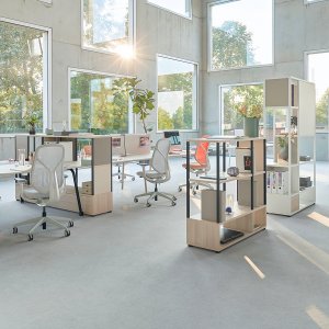 Vijf bezoekersstoelen se:kit Sedus gestapeld op de trolley