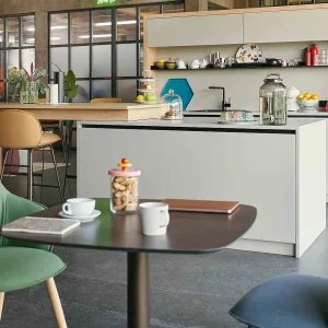 se:café high diner met twee hoge banken tegenover elkaar en ingebouwde tafel