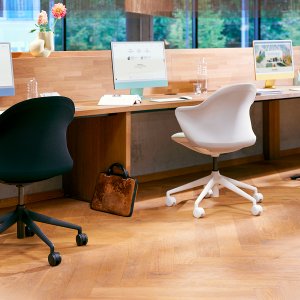 Vergaderstoelen: se:flair op vierster-aluminiumvoet met glijders rond een vergadertafel