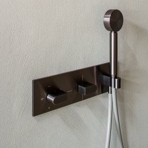 Thermostatische bad- en douchegroep Sixty in staal
