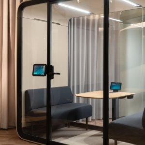 Framery Four als vergaderruimte in open kantoor