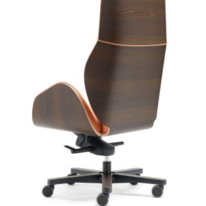 Twee bezoekersstoelen Suoni voor een bureau
