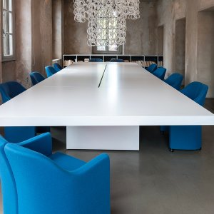 Asymmetrical Meeting van Tecno, ontwerp Piero Lissoni, in een boardroom