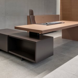 Directiebureau Asymmetrical van Tecno met afsluitbaar ladenblok