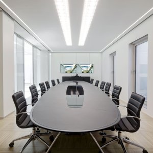 Teruggelakt veiligheidsglas op een Nomos tafel