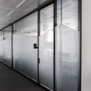 Videoconferentiescherm geïntegreerd in een W80 wand