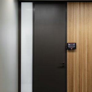 W80 wand met horizontale delen en planken uitgerust