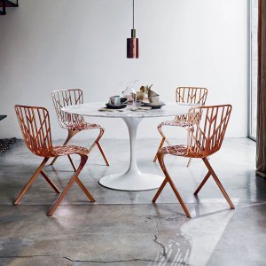 Ovale Saarinen-vergadertafel van Knoll met marmeren blad in een boardroom