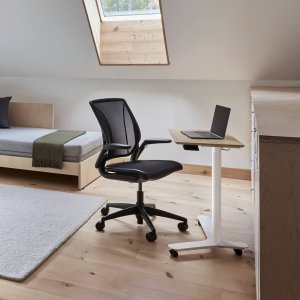 Ergonomische bureaustoel World LM van Humanscale met driedelige mesh-rugleuning