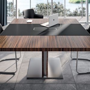 Optioneel gefineerd front van het X10 bureau