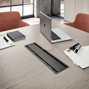 Gefreesd fineerfront aan het directiebureau