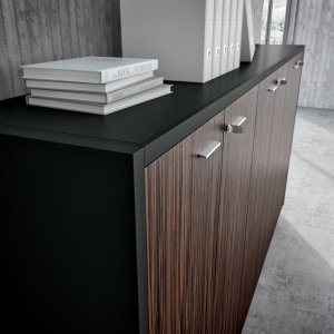 Kabelrooster en spiraalkolom onder het X9 bureau