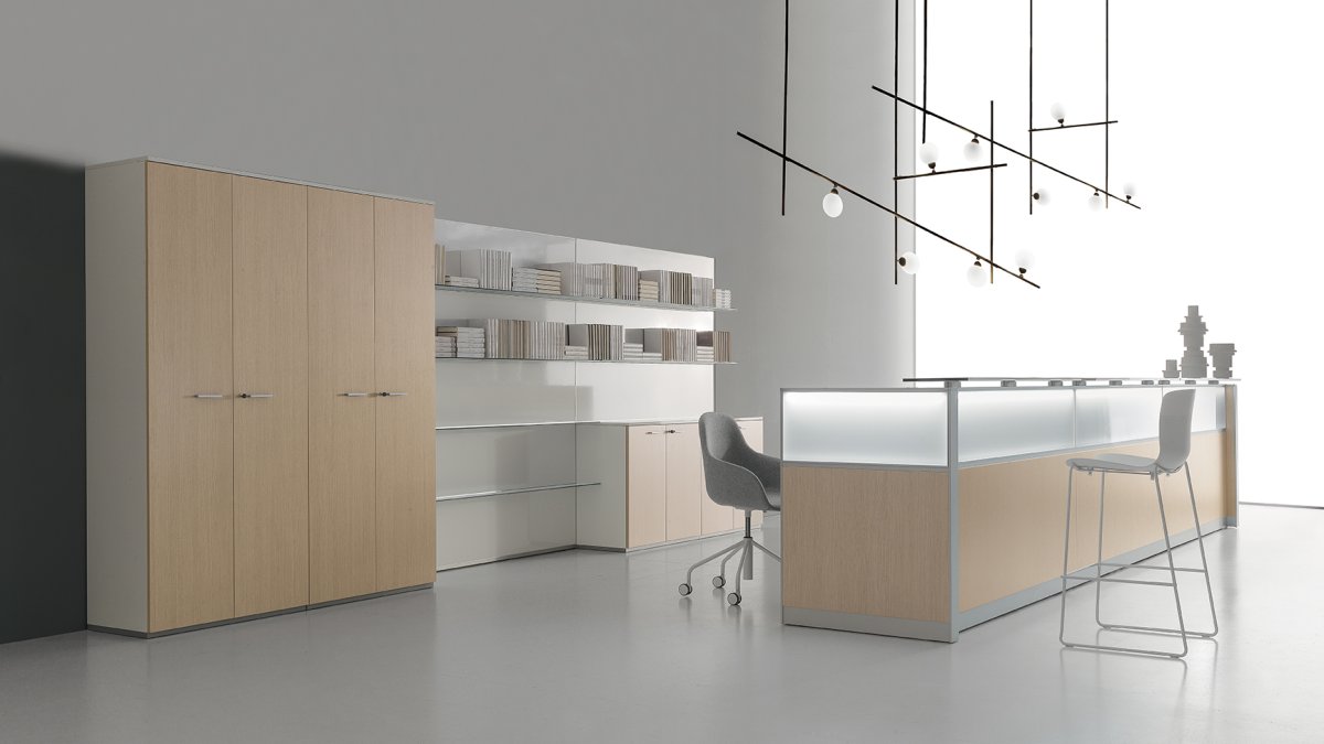Receptiebalie met verlichte front van mat glas, kasten in licht eiken en open schappen