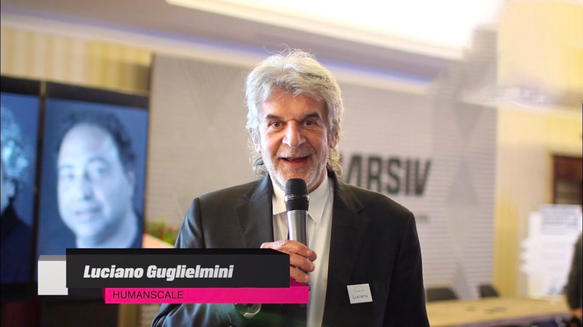 Luciano Guglielmini van Humanscale spreekt in een microfoon tijdens een evenement