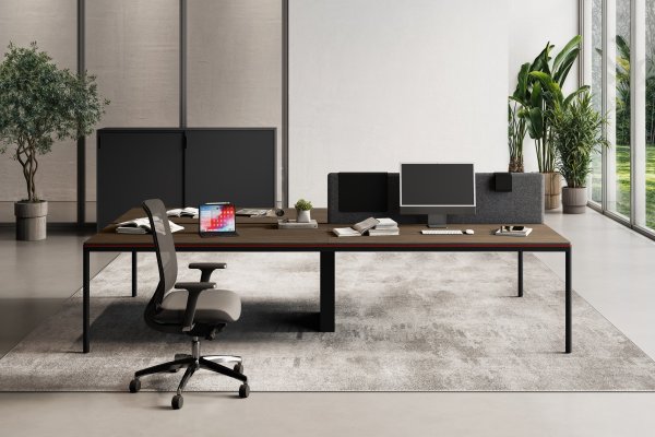 Werkplek Fil Rouge van Las Mobili met donker houten blad, grijs stoffen paneel en netbureaustoel
