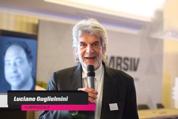 Luciano Guglielmini van Humanscale spreekt in een microfoon tijdens een evenement