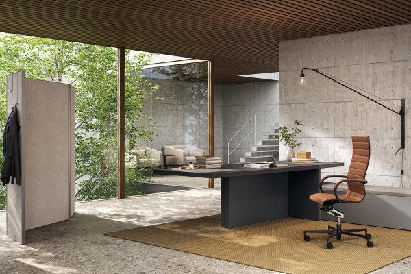 Directiebureau Mux70 van Frezza met cognackleurige leren stoel in een kantoor van beton en hout