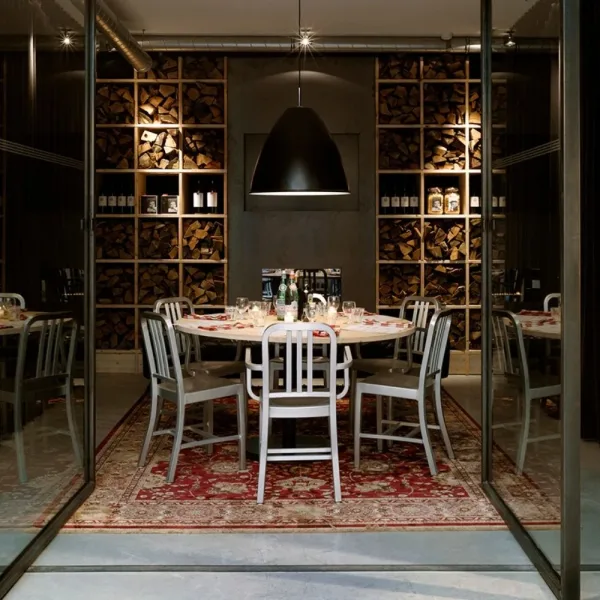 Emeco Broom stoelen van gerecycled polypropyleen en hout in een kantine