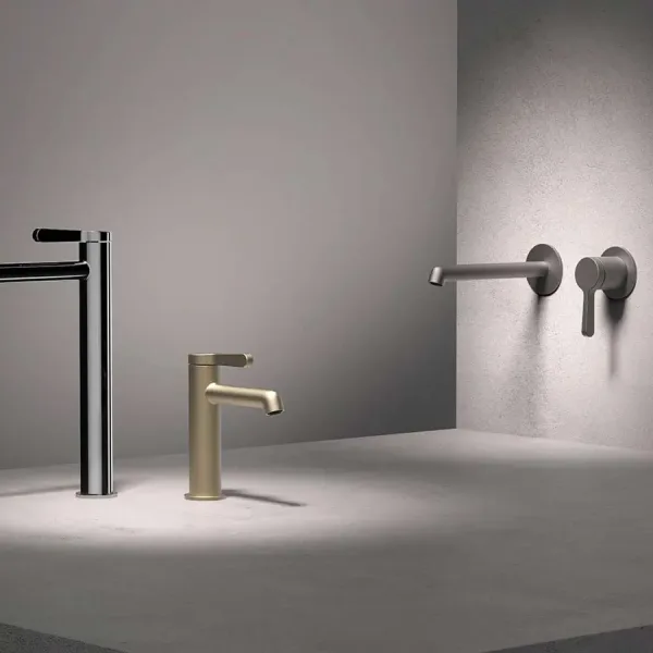 Fantini designkraan in een sobere badkamer