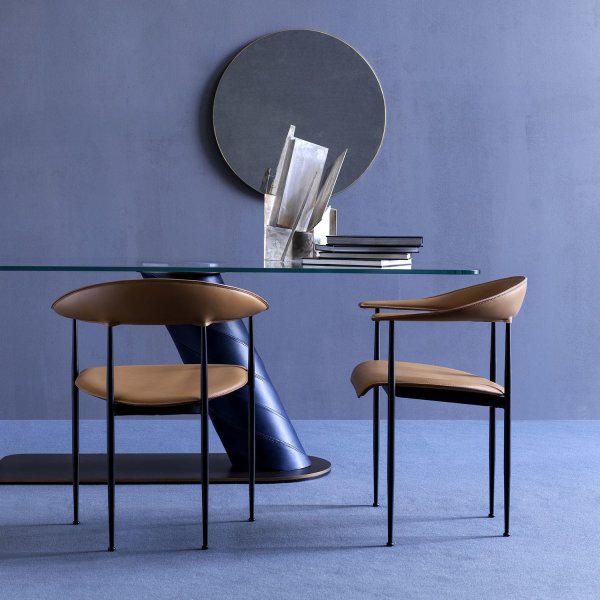 Fasem leren stoelen in een Nederlands kantoor met daglicht