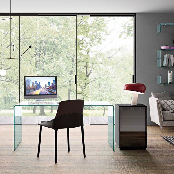 FIAM glazen tafel in een directie-interieur