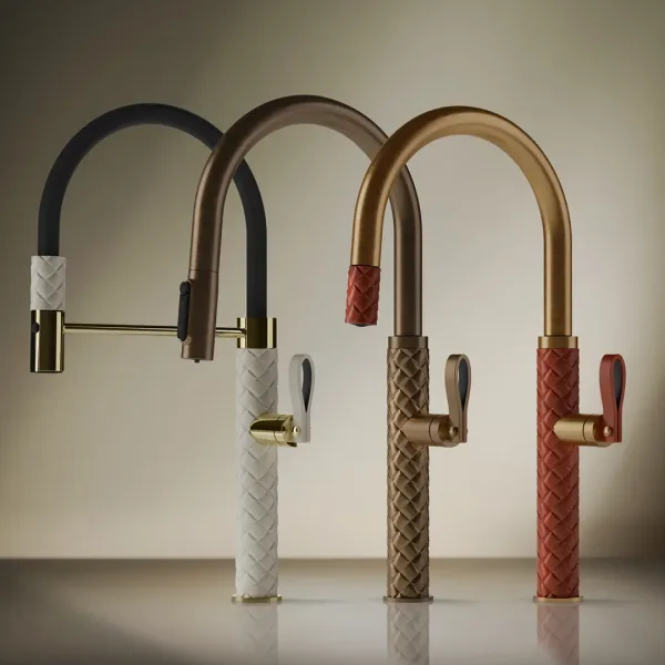 Gessi kraan in warme afwerking in een hoogwaardig interieur