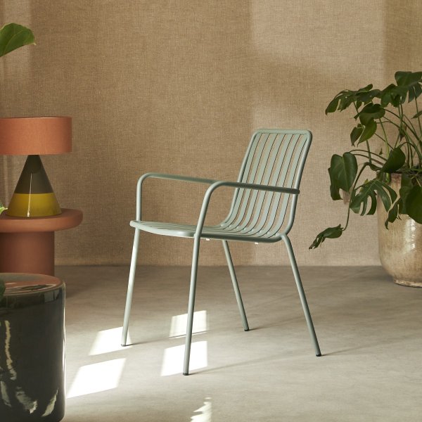Lichte Green stoelen in een Nederlandse kantine