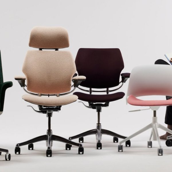 Ergonomische Humanscale-werkplek op kantoor