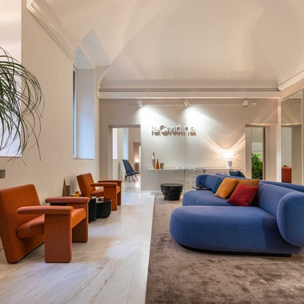 Duurzame designbank van LaCividina in een loungezone