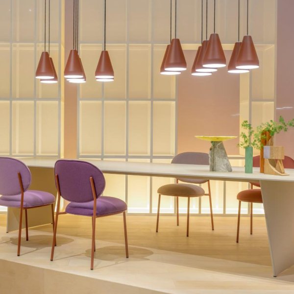 Bedrijfswachtruimte met designstoelen en tafels van Pedrali
