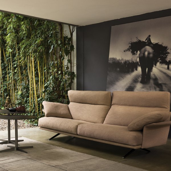 Verzelloni modulaire bank in donkergrijs stof, lounge kantooromgeving