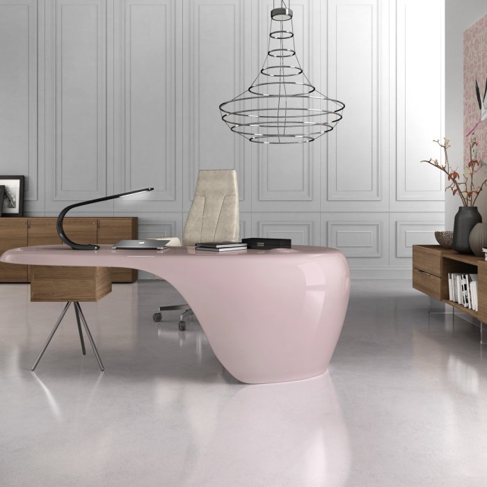 Italiaans design bureau in een lichte directiekamer aan de Amsterdamse Zuidas met leren blad en strakke lijnen