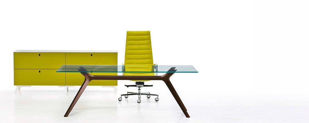Complete inrichting — bureaus, opbergruimte en stoelen